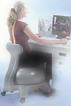 ישיבה מול מחשב על כיסא פיטבול