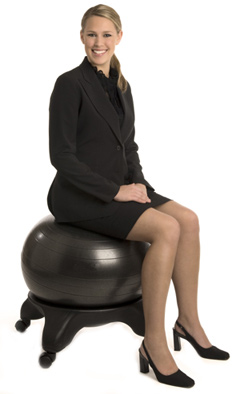 ישיבה על כיסא פיטבול  יוצרת יציבה נכונה עבור עמוד השדרה